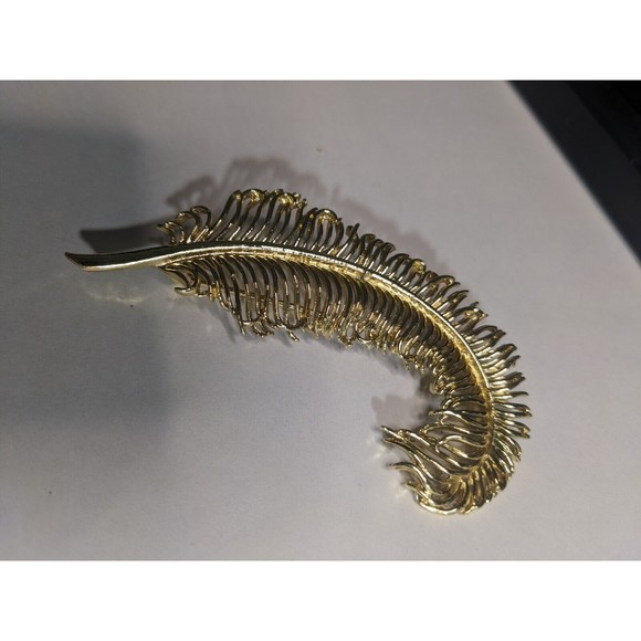 Vintage Signed CORO Pegasus Curled Feather Goldtone Brooch Pin - Picture 2 of 5